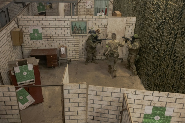 Des recrues ukrainiennes terminent leur formation militaire de base au centre d'entraînement des forces terrestres ukrainiennes, situé dans un lieu tenu secret, le 25 mars 2026, en pleine invasion russe de l'Ukraine ( AFP / Roman PILIPEY )