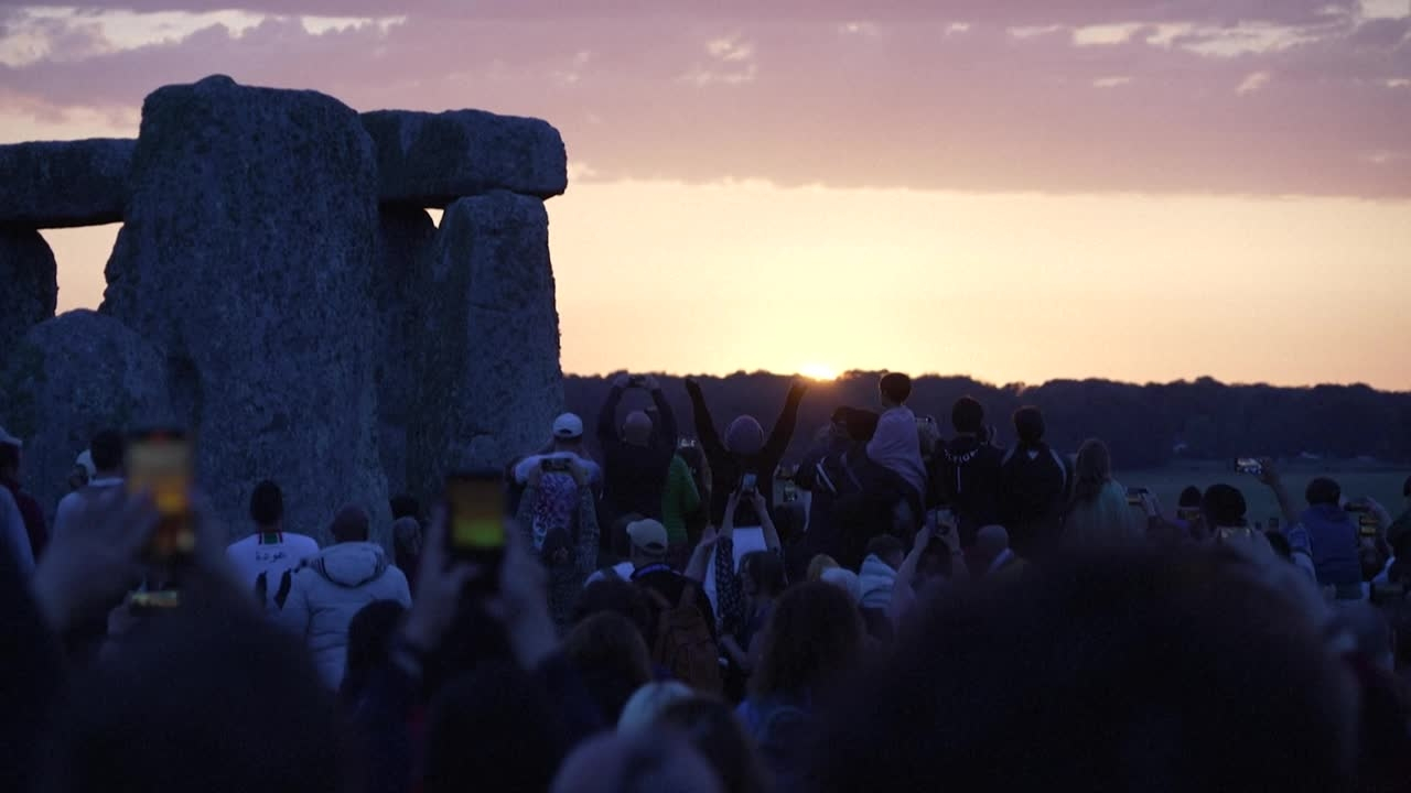 Des milliers de personnes sur le site de Stonehenge pour le lever de soleil du solstice d'été