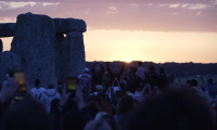 Des milliers de personnes sur le site de Stonehenge pour le lever de soleil du solstice d'été