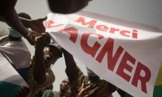 Des manifestants tiennent une banderole sur laquelle on peut lire "Merci Wagner", du nom de la société de sécurité privée russe présente au Mali, lors d'une manifestation pour célébrer l'annonce par la France du retrait de ses troupes du Mali, à Bamako, le 19 février 2022 ( AFP / FLORENT VERGNES )