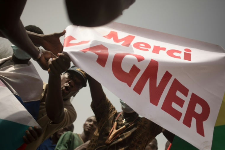 Des manifestants tiennent une banderole sur laquelle on peut lire "Merci Wagner", du nom de la société de sécurité privée russe présente au Mali, lors d'une manifestation pour célébrer l'annonce par la France du retrait de ses troupes du Mali, à Bamako, le 19 février 2022 ( AFP / FLORENT VERGNES )
