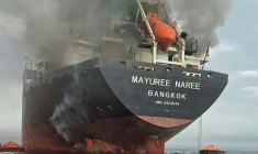 Photo diffusée le 11 mars 2026 par la Marine royale thaïlandaise montrant de la fumée s'échappant du vraquier thaïlandais "Mayuree Naree" près du détroit d'Ormuz après une attaque ( ROYAL THAI NAVY / Handout )