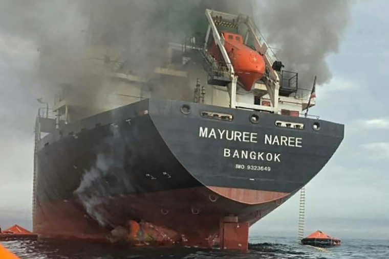 Photo diffusée le 11 mars 2026 par la Marine royale thaïlandaise montrant de la fumée s'échappant du vraquier thaïlandais "Mayuree Naree" près du détroit d'Ormuz après une attaque ( ROYAL THAI NAVY / Handout )