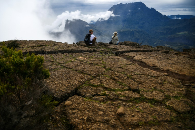 Des touristes profitent de la vue sur le cirque de Mafate depuis les hauteurs de Saint-Paul, à La Réunion, le 27 février 2022 ( AFP / Christophe ARCHAMBAULT )