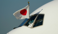 Le drapeau japonais sur le cockpit de l'avion transportant la Première ministre japonaise vers l'Afrique du Sud pour le sommet du G20, à l'aéroport Haneda de  Tokyo le 21 novembre 2025 ( AFP / Kazuhiro NOGI )