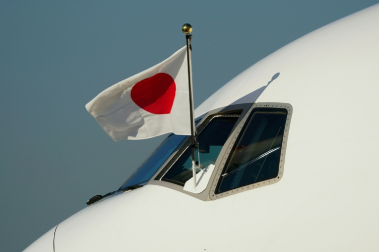 Le drapeau japonais sur la vitre du cockpit d'un avion transportant la Première ministre japonaise Sanae Takaichi, le 21 novembre 2025, à Tokyo au Japon ( AFP / Kazuhiro NOGI )