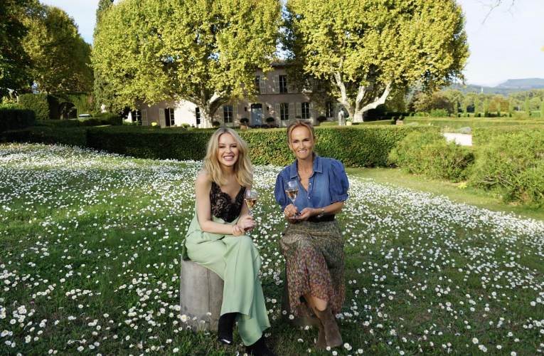 Kylie Minogue signe son premier rosé de Provence. crédit photo : Darenote Ltd & Christian Vermaak