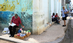 Un homme âgé vend des objets dans une rue de La Havane, le 3 juin 2025 ( AFP / YAMIL LAGE )