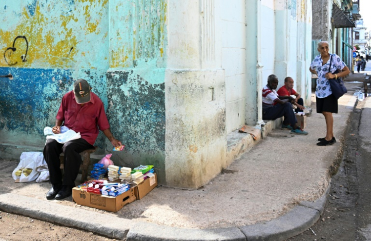 Un homme âgé vend des objets dans une rue de La Havane, le 3 juin 2025 ( AFP / YAMIL LAGE )