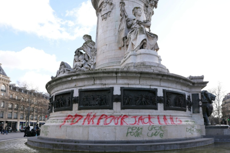 Une inscription "Peine de mort pour Jack Lang" taguée sur la statue de la République, place de la République à Paris, le 16 février 2026 ( AFP / Thomas SAMSON )