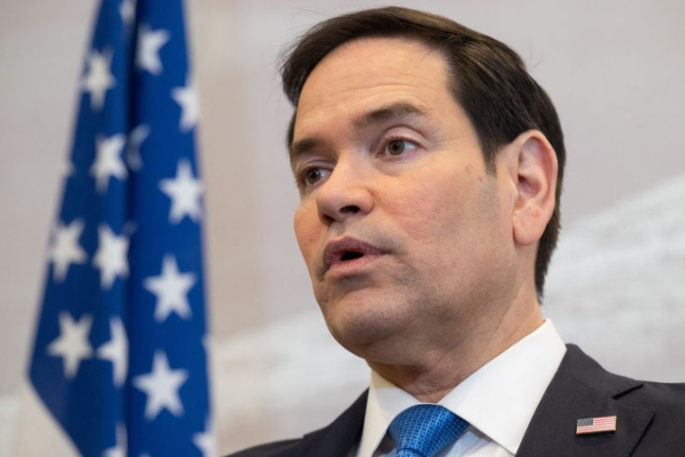 Le secrétaire d'État américain Rubio s'adresse aux médias lors d'une escale à l'aéroport de Shannon en Irelande