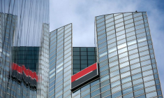 Le logo de la banque française Société Générale sur le bâtiment de la société dans le quartier financier de La Défense