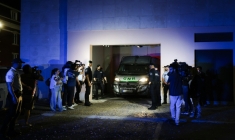 Un véhicule transportant une Française et son compagnon, soupçonnés d'avoir abandonné deux enfants, quitte le tribunal de Setúbal, au Portugal, le 22 mai 2026 ( AFP / FILIPE AMORIM )