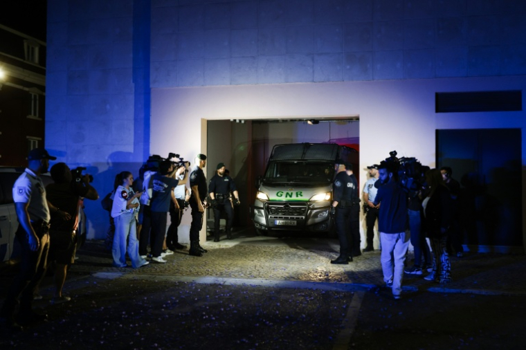 Un véhicule transportant une Française et son compagnon, soupçonnés d'avoir abandonné deux enfants, quitte le tribunal de Setúbal, au Portugal, le 22 mai 2026 ( AFP / FILIPE AMORIM )