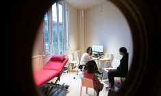 Un professionnel de santé reçoit une jeune fille pour une consultation psychologique à Asterya, le premier centre de santé dédié aux enfants victimes de violence et confiés aux services de l'aide sociale à l'enfance à Paris, le 2 décembre 2025 ( AFP / JULIEN DE ROSA )