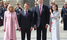 Le roi Felipe VI d'Espagne et la reine Letizia accueillent le président français Emmanuel Macron (2g) et son épouse Brigitte Macron (g) à leur arrivée au palais royal le 29 septembre 2026 à Madrid ( AFP / Ludovic MARIN )
