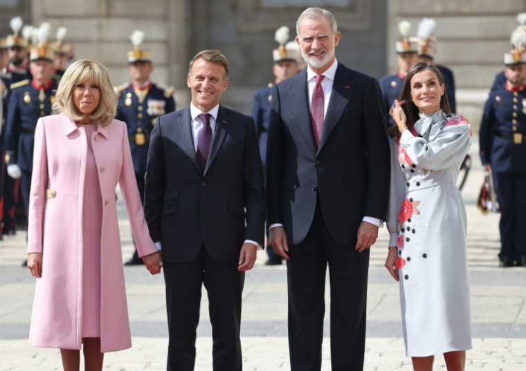 Le roi Felipe VI d'Espagne et la reine Letizia accueillent le président français Emmanuel Macron (2g) et son épouse Brigitte Macron (g) à leur arrivée au palais royal le 29 septembre 2026 à Madrid ( AFP / Ludovic MARIN )
