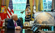Donald Trump annonce la construction du bouclier antimissiles "Dôme d'or" dans le Bureau ovale de la Maison Blanche, à Washington, le 20 mai 2025 ( AFP / Jim WATSON )