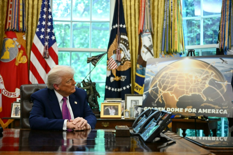 Donald Trump annonce la construction du bouclier antimissiles "Dôme d'or" dans le Bureau ovale de la Maison Blanche, à Washington, le 20 mai 2025 ( AFP / Jim WATSON )