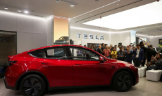 Des membres des médias prennent des photos et des vidéos de la voiture TESLA Model Y