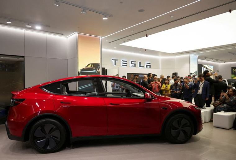 Des membres des médias prennent des photos et des vidéos de la voiture TESLA Model Y