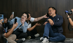 Le Premier ministre thaïlandais et chef du parti Bhumjaithai, Anutin Charnvirakul, avant une conférence de presse après les élections législatives thaïlandaises, à Bangkok, le 8 février 2026 ( AFP / ANTHONY WALLACE )