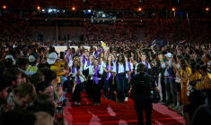 Des fidèles se préparant pour le baptême arrivent au Stade de France pour participer à une veillée de prières avec le pape Léon XIV le 25 septembre 2026 à Saint-Denis, près de Paris ( AFP / LOU BENOIST )