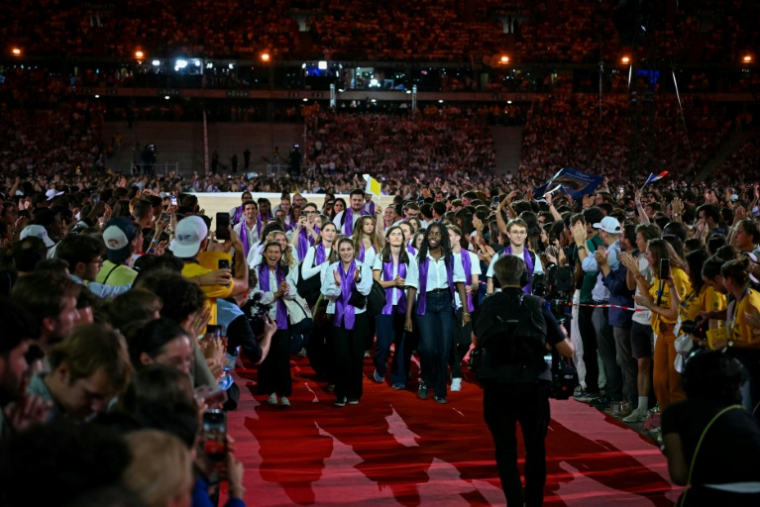 Des fidèles se préparant pour le baptême arrivent au Stade de France pour participer à une veillée de prières avec le pape Léon XIV le 25 septembre 2026 à Saint-Denis, près de Paris ( AFP / LOU BENOIST )