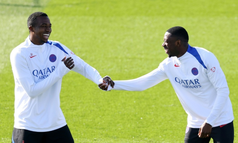 Le défenseur équatorien du Paris Saint-Germain, Willian Pacho, et son coéquipier, l'attaquant français, Ousmane Dembélé, lors d'une séance d'entraînement à Poissy, le 10 mars 2026 ( AFP / FRANCK FIFE )