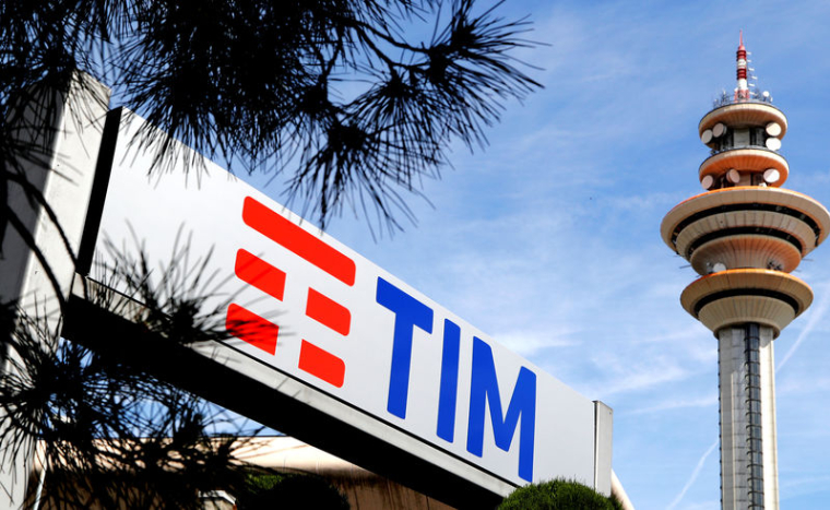 TELECOM ITALIA ENVISAGE DE CÉDER POUR 2 MILLIARDS D'EUROS D'ACTIFS