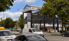 Des voitures passent devant un panneau d'affichage indiquant les prix actuels de l'essence et du diesel dans une station-service, à Munich