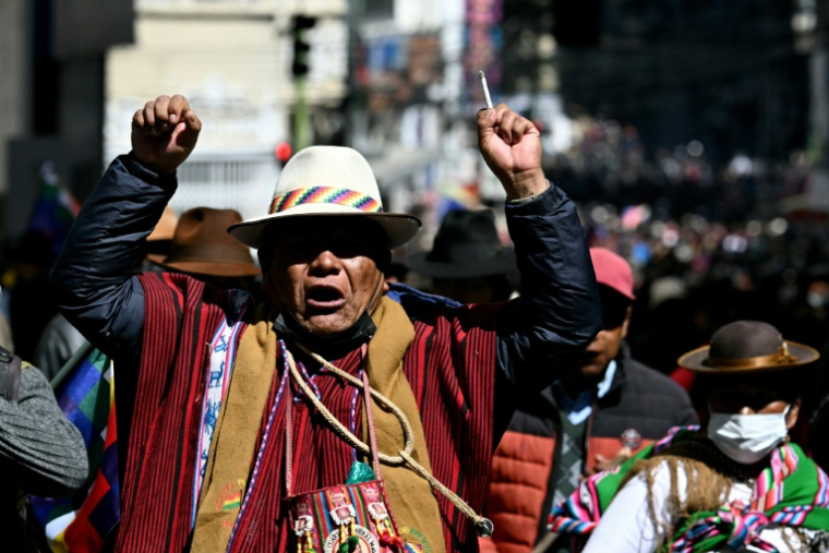 Un manifestant scande des slogans lors d’une manifestation réclamant la démission du président bolivien Rodrigo Paz, à La Paz, le 18 mai 2026, en Bolivie ( AFP / AIZAR RALDES )