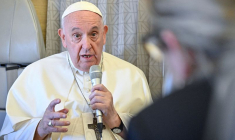 Le pape François lors d'une conférence à bord de l'avion papal
