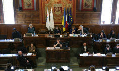 La maire de Paris, Anne Hidalgo (C, en haut), tient le dernier Conseil municipal de sa mandature, le 9 février 2026 ( AFP / Thomas SAMSON )