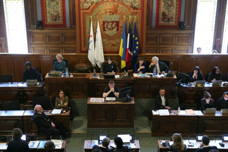 La maire de Paris, Anne Hidalgo (C, en haut), tient le dernier Conseil municipal de sa mandature, le 9 février 2026 ( AFP / Thomas SAMSON )