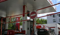 Des Moscovites à un station service de Lukoil, le 24 juin 2026 ( AFP / Igor IVANKO )