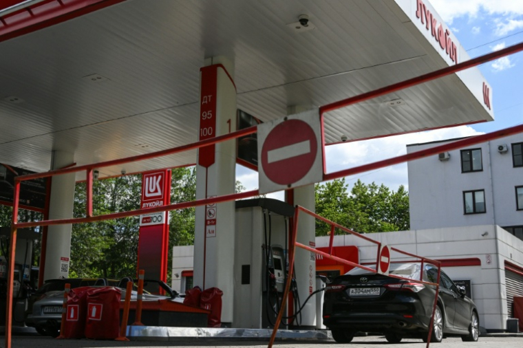 Des Moscovites à un station service de Lukoil, le 24 juin 2026 ( AFP / Igor IVANKO )