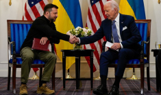Joe Biden tient une réunion bilatérale avec Volodimir Zelensky, à Paris