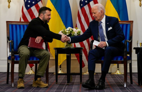 Joe Biden tient une réunion bilatérale avec Volodimir Zelensky, à Paris