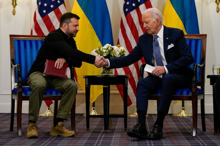 Joe Biden tient une réunion bilatérale avec Volodimir Zelensky, à Paris