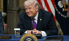 Le président américain Donald Trump pendant une table ronde à Washington, aux Etats-Unis, le 4 mars 2026 ( AFP / ANDREW CABALLERO-REYNOLDS )