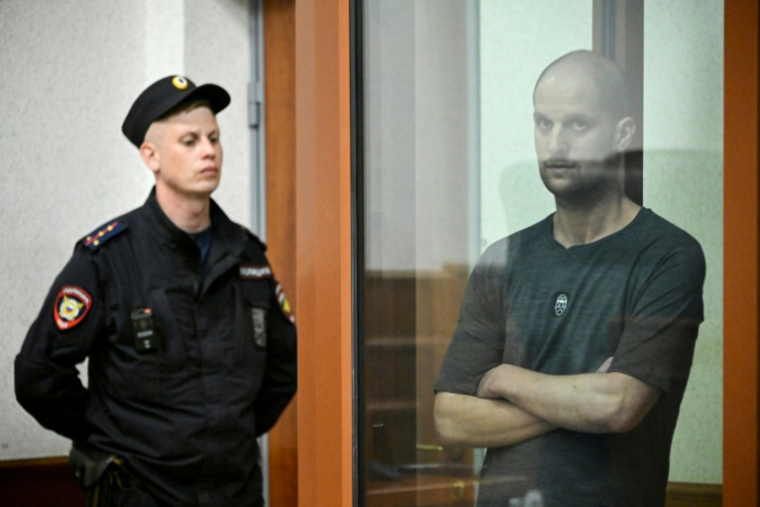 Le journaliste américain Evan Gershkovich dans le box des accusés lors de son procès à Ekaterinbourg, le 19 juillet 2024 ( AFP / Alexander NEMENOV )