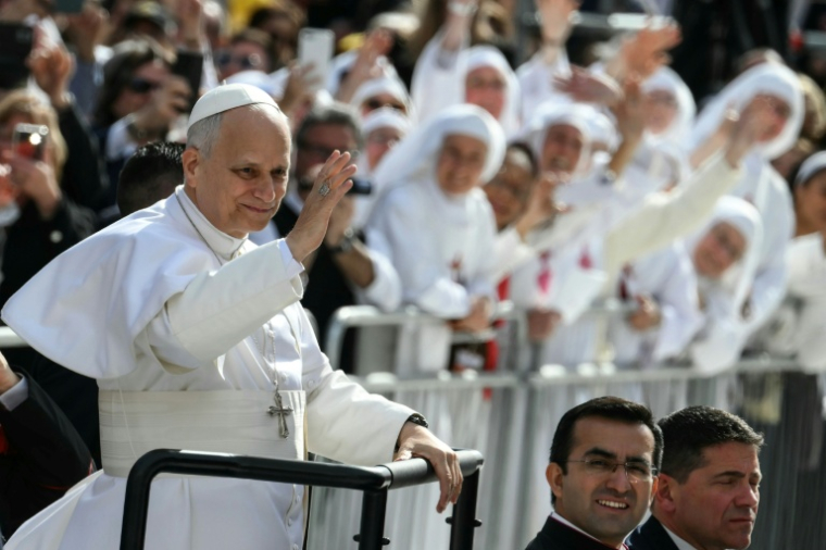 Le pape Léon XIV salue la foule avant d'arriver au stade Louis II de Monaco, le 28 mars 2026 ( AFP / Marco BERTORELLO )