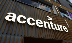 Le logo d'Accenture est affiché sur un bâtiment