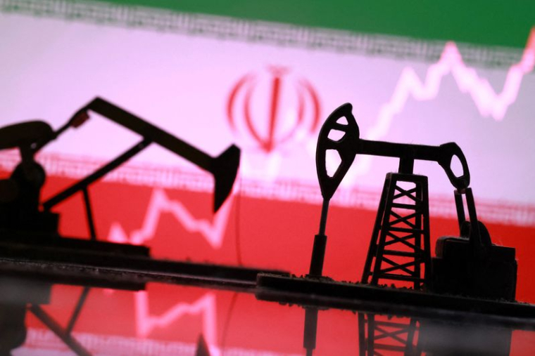 Des crics de pompe à pétrole imprimés en 3D, le drapeau iranien et un graphique boursier