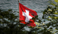 Drapeau suisse flottant sur le lac de Lucerne, le 5 juin 2015 ( AFP / Fabrice COFFRINI )