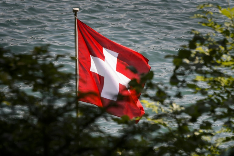 Drapeau suisse flottant sur le lac de Lucerne, le 5 juin 2015 ( AFP / Fabrice COFFRINI )