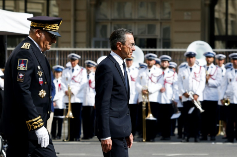 Le ministre de l'Intérieur Bruno Retailleau  (d) et le préfet de police de Paris Laurent Nunez (g), lors d'une cérémonie marquant le 81e anniversaire de la libération de Paris, le 26 août 2025 à la préfecture de police à Paris ( AFP / Xavier GALIANA )
