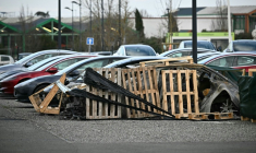 Une voiture Tesla endommagée par un incendie criminel le 3 mars 2025 devant une concession Tesla à Plaisance-du-Touch en Haute-Garonne ( AFP / Lionel BONAVENTURE )