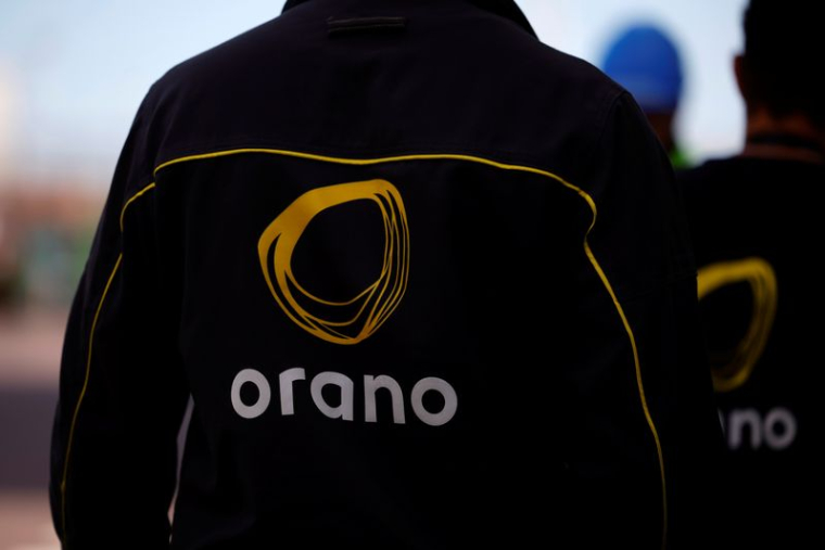 Logo d'Orano sur la veste d'un employé, à Flamanville